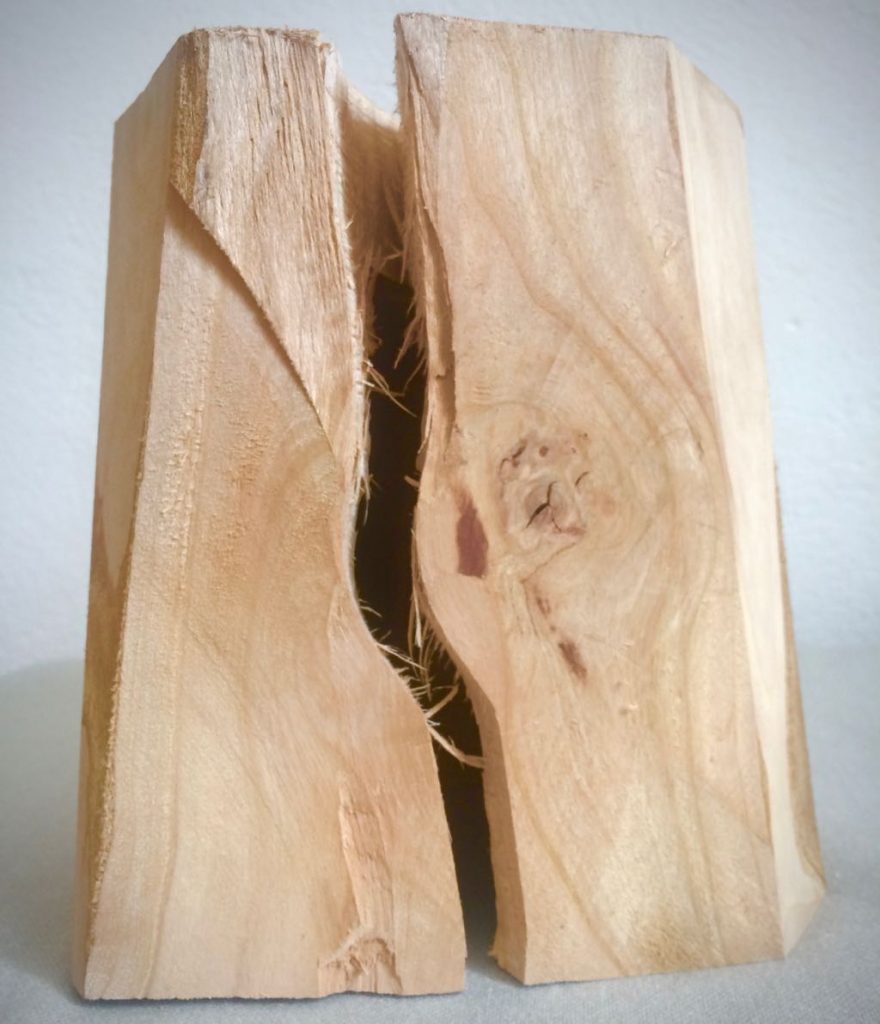 Holzblock aus Kirsche mit Riss